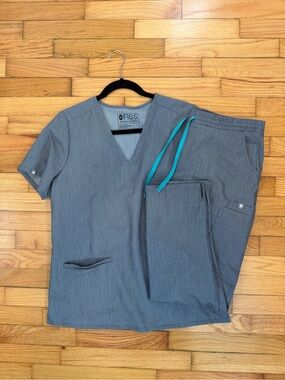 FIGS SCRUBS SET MEDIUM TOP/ MEDIUM PETITE BOTTOM GRAPHITE GRAY